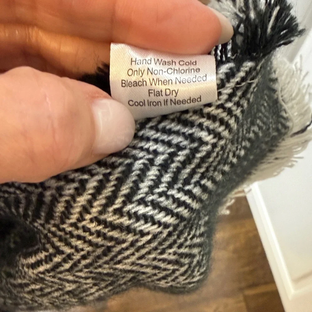Cracker Barrel Black and White Plaid Cape - Picture 4 of 5